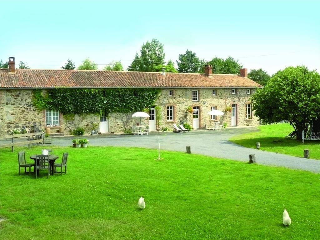 Gites De L'Etang Des Noues Cholet Exterior photo